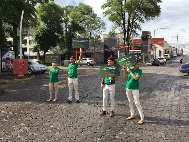 Agencia de edecanes en Puebla — equipo trabajando en activación en la calle